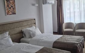 City Hotel & Lounge
